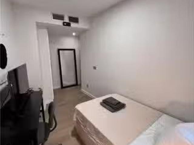 ¡Recién llegado! Se alquila habitación en Embajadores, Madrid