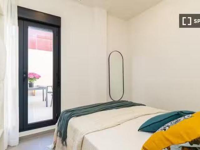Barato Se alquila habitación en piso compartido de 4 habitacio.