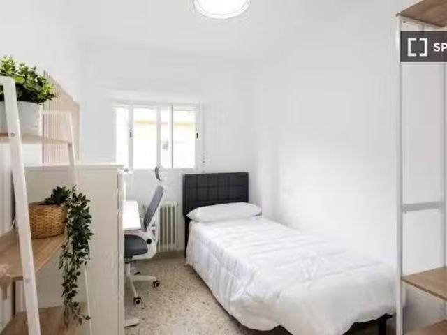 ¡En alquiler! Se alquila habitación en piso compartido de 5 ha.