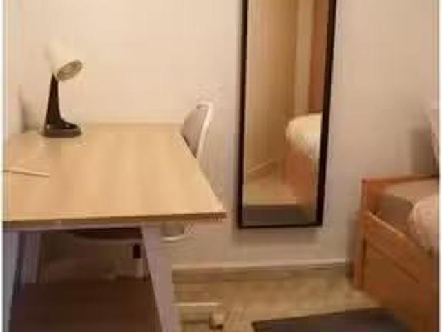 Encantador Se alquila habitación en piso compartido de 6 habit.