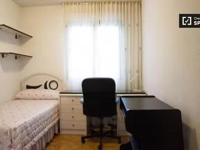 Encantador Se alquila habitación en piso compartido en Casco H.