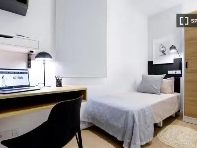 ¡Recién llegado! Se alquila habitación en piso de 2 dormitorio.