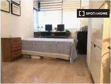 Barato Se alquila habitación en piso de 3 dormitorios en Legan.