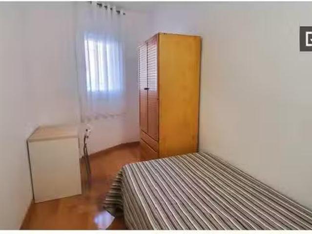 Nuevo Se alquila habitación en piso de 4 dormitorios en Barcel.