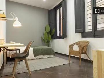 Acogedor Se alquila habitación en piso de 4 dormitorios en Bar.