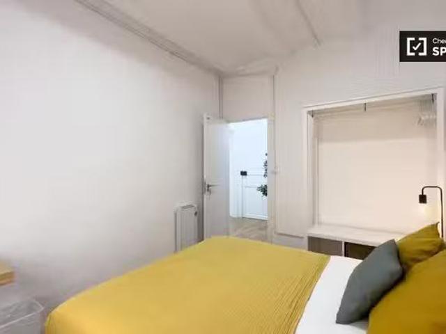 Único Se alquila habitación en piso de 4 dormitorios en Barcel.
