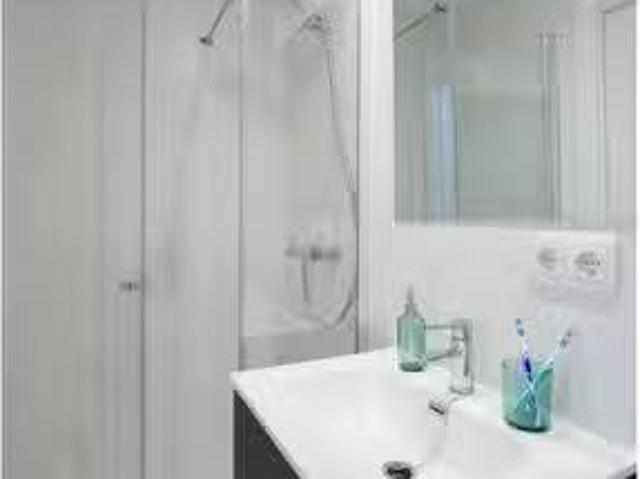 Barato Se alquila habitación en piso de 5 dormitorios en Valen.