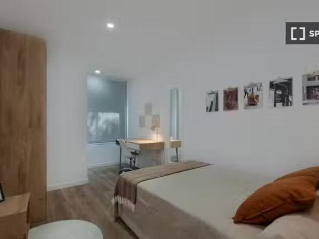 ¡En alquiler! Se alquila habitación en piso de 5 habitaciones.