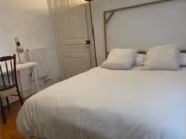 ¡Oferta! Se alquila habitación en piso de 5 habitaciones en Bi.