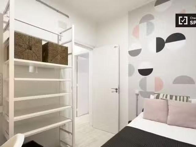 Acogedor Se alquila habitación en piso de 5 habitaciones en Ba.