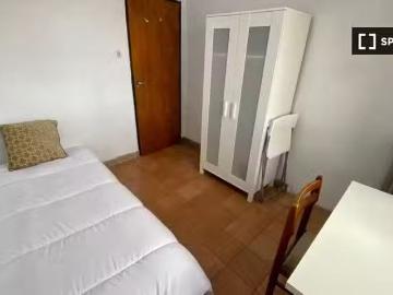 Nuevo Se alquila habitación en piso de 6 habitaciones en Madrid