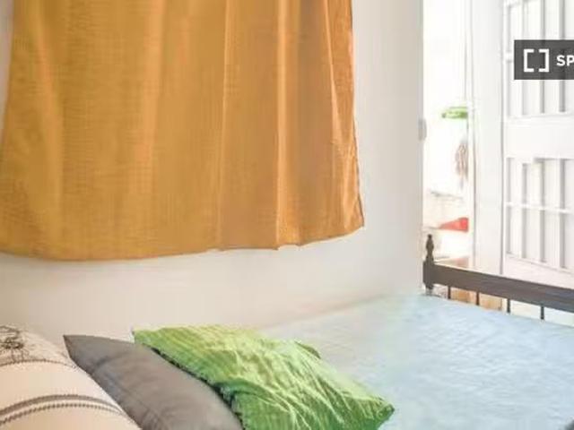 Único Se alquila habitación en piso de 6 habitaciones en Madrid