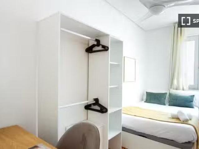 Nuevo Se alquila habitación en piso de 6 habitaciones en Chamb.