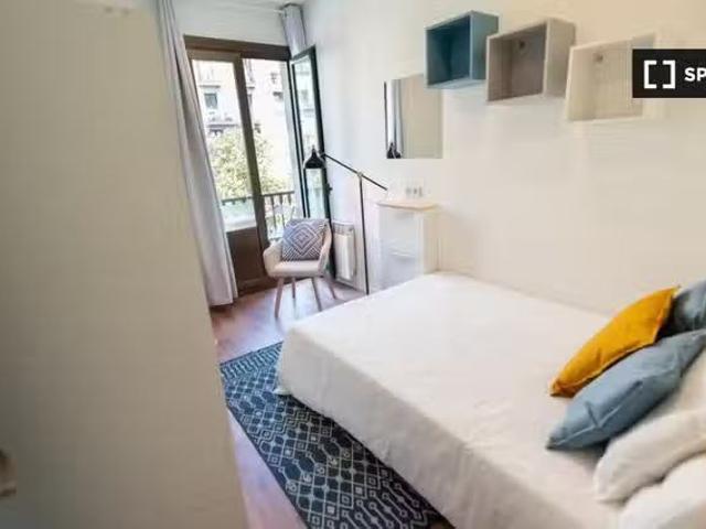 Barato Se alquila habitación en piso de 7 habitaciones en Barc.