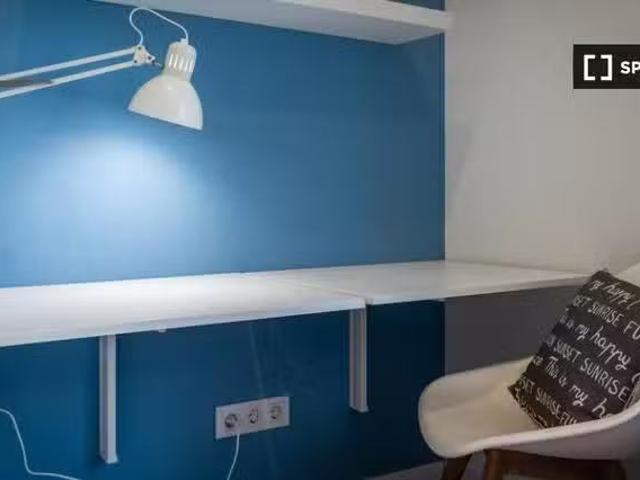 Único Se alquila habitación en piso de 7 habitaciones en Barce.