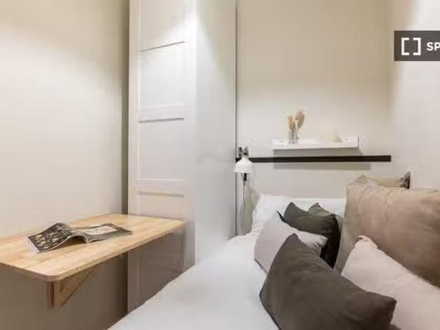 Nuevo Se alquila habitación en piso de 7 habitaciones en Barce.