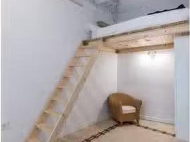 ¡En alquiler! Se alquila habitación en piso de 8 habitaciones.