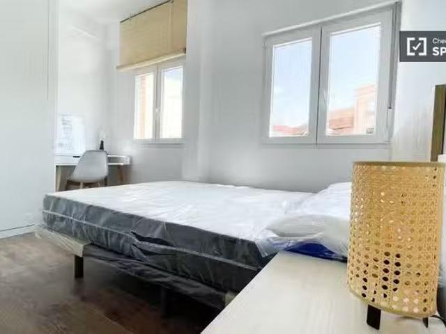 Bonito Se alquila habitación en piso de 8 habitaciones en Madrid