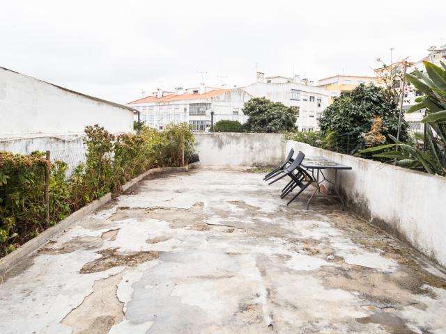 Encantador T2+1 em Amora com garagem e logradouro