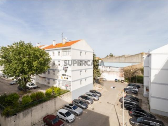 T2 em Santa Clara, Lumiar: Oportunidade Única para a sua Família em Lisboa! Luz Natural, Varanda Fechada e Proximidade a Serviços!
