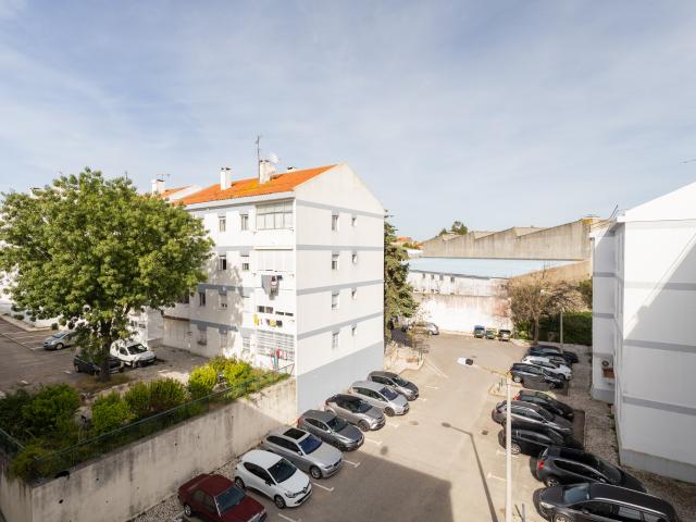 T2 em Santa Clara, Lumiar: Oportunidade Única para a sua Família em Lisboa! Luz Natural, Varanda Fechada e Proximidade a Serviços!