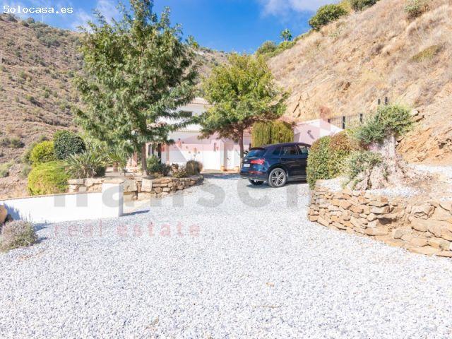 Encantadora villa con vistas al mar y a la montaña en Arenas, sobre una parcela