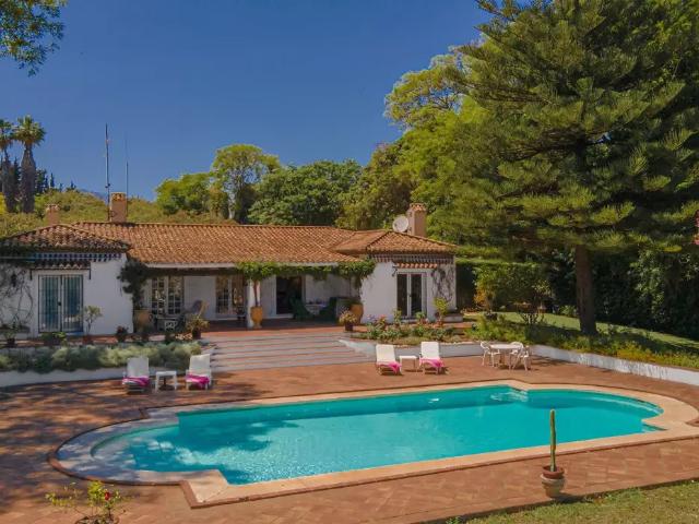 Encantadora Villa Cortijo con Piscina Privada: Una escapada Serene cerca del lago