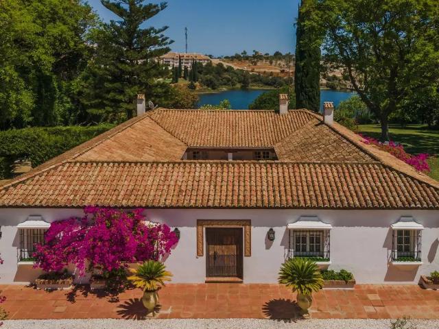 Encantadora Villa Cortijo con Piscina Privada: Una escapada Serene cerca del lago