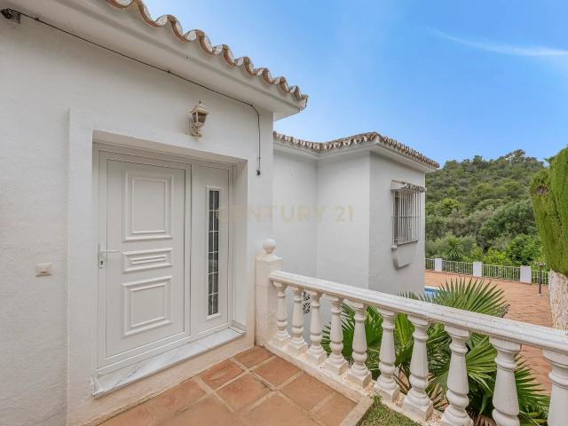 Encantadora Villa de 3 Dormitorios con Piscina en Amplia Parcela en El Rosario, Marbella – Gran Potencial de Reforma o Lista para Entrar