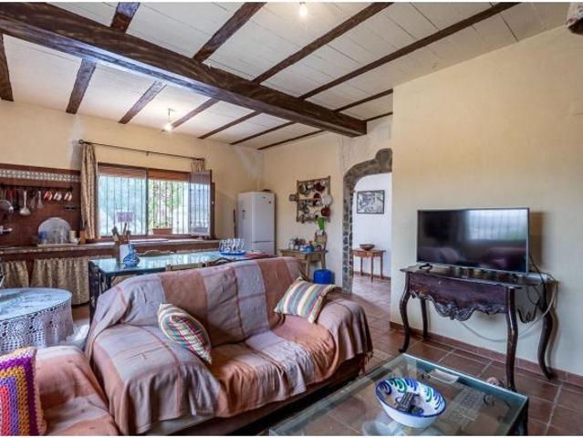 # *Encantadora Villa de Campo con Piscina, 34.085 m2 de Terreno y Vistas Espectaculares – Cerca de
