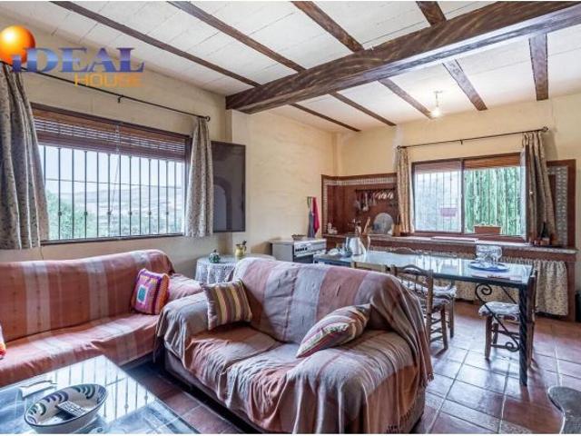 Encantadora Villa de Campo con Piscina, 34.085 m2 de Terreno y Vistas Espectaculares – Cerca de Al