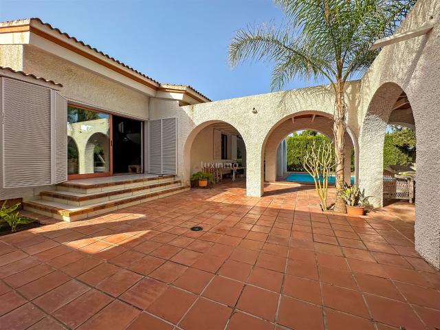 Encantadora Villa Mediterránea de 4 dormitorios en San Juan. 383m² San