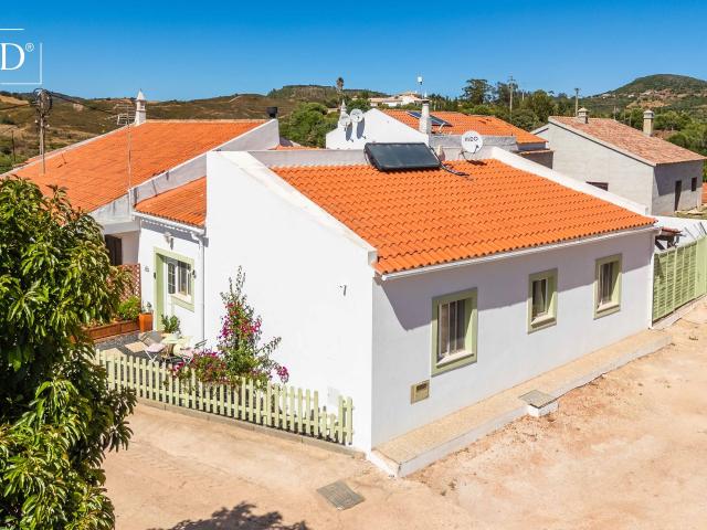 Encantadora vivenda de 2 quartos com banheira de hidromassagem, terreno rústico separado e cabana isolada em troncos em Gregórios, Silves