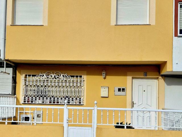 SE VENDE CASA PAREADA CON VISTAS A LA RIA Y MUY CENTRICA