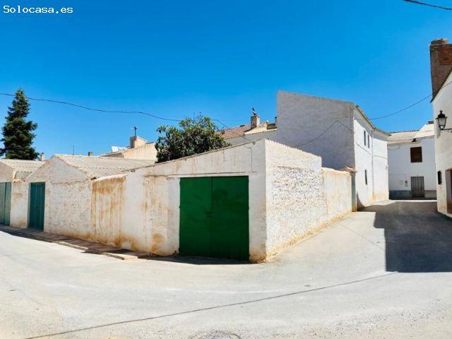 Encantadora casa con patio y garaje en Cacín!