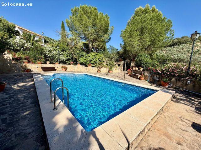 Encantadora casa de campo con 12 hectáreas, piscina y vistas al Torcal, a solo 8 minutos de Anteque