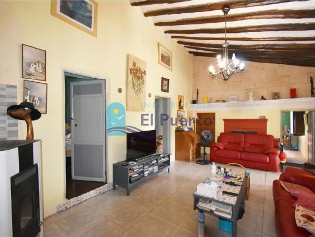 ENCANTADORA CASA DE CAMPO CON ESTILO RÚSTICO Y PISCINA – REF 109