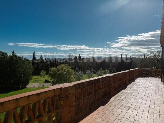 Encantadora casa de campo con una gran terraza, completament. 404m² Pals