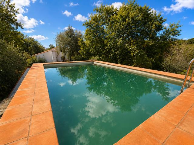 Encantadora casa de campo con piscina y terreno Una extensa. 250m² Fuenteheridos