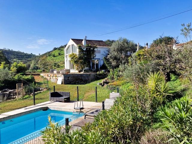 ENCANTADORA CASA DE CAMPO TRADICIONAL COM 5 QUARTOS, ANEXO MODERNO, TERRAÇO NA COBERTURA E PISCINA COM MAGNÍFICAS VISTAS SOBRE AS COLINAS, NUM TERRENO DE 4.838,00 M²