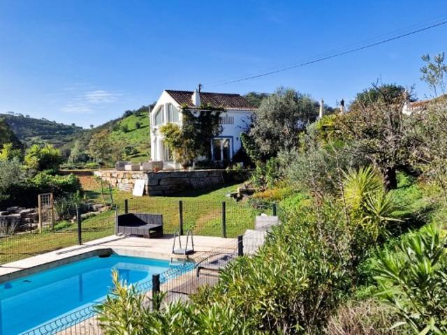 ENCANTADORA CASA DE CAMPO TRADICIONAL COM 5 QUARTOS, ANEXO MODERNO, TERRAÇO NA COBERTURA E PISCINA COM MAGNÍFICAS VISTAS SOBRE AS COLINAS, NUM TERRENO DE 4.838,00 M²