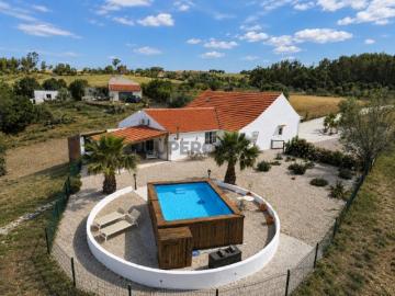 Encantadora casa de pedra T3 com piscina inserida em terreno 11.840 m² perto de Tomar