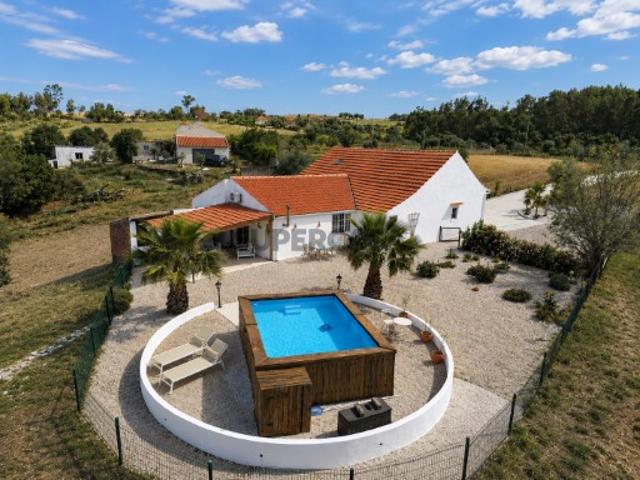 Encantadora casa de pedra T3 com piscina inserida em terreno 11.840 m² perto de Tomar