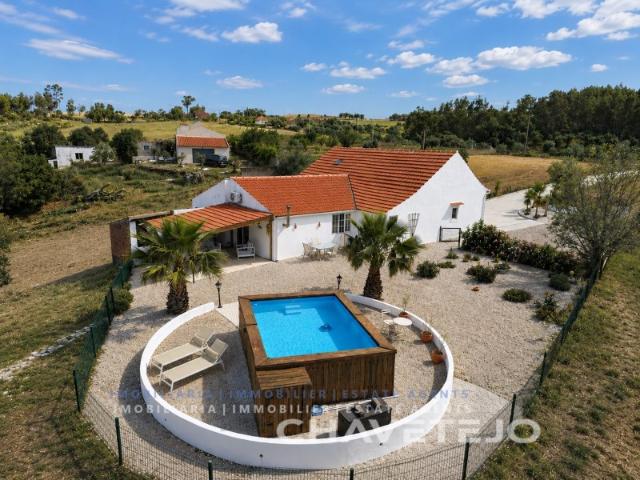 Encantadora casa de pedra T3 com piscina inserida em terreno 11.840 m² perto de Tomar