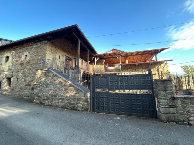 Encantadora Casa de Piedra en Arganza con Vistas a Viñedos