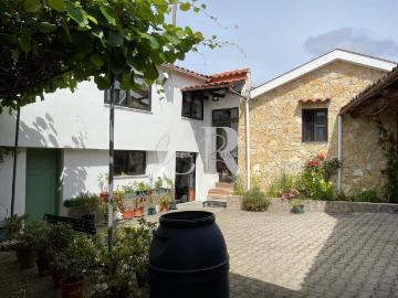 Encantadora Casa em Pedra com 3 Quartos, Jardins e Vistas – perto de Serpins