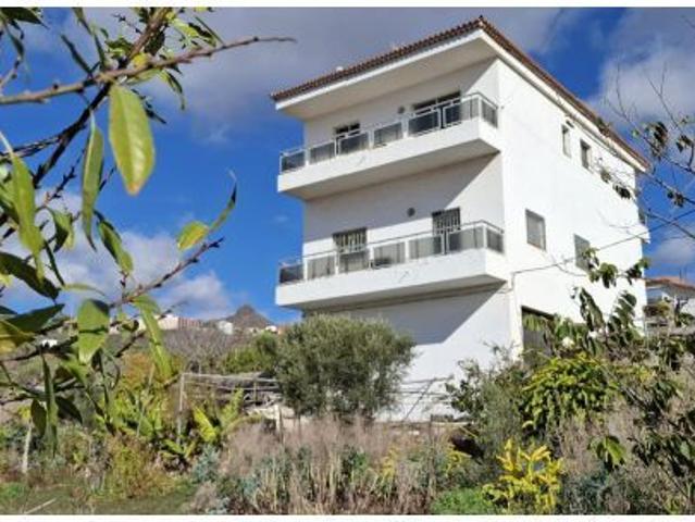 Encantadora Casa en Arona Pueblo con Terreno y Vistas Panorámicas