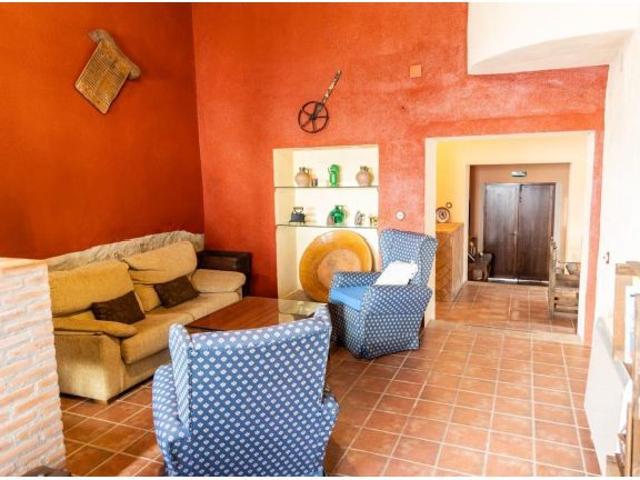 Encantadora Casa Rústica del Siglo XIX con Oportunidad de Inversión