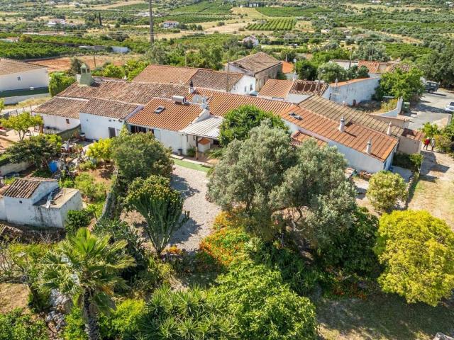Encantadora casa térrea com piscina, jardins exuberantes e v. 95m² Algoz e Tunes