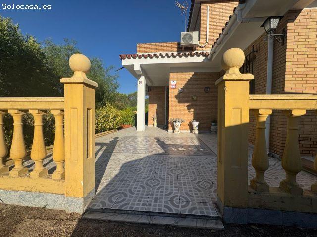 Encantadora finca urbana con dos viviendas en Palomares del Río